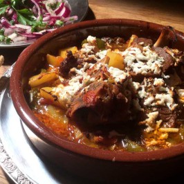 Kuzu güveç: Tyrkisk lammegryte med fårikålkjøtt