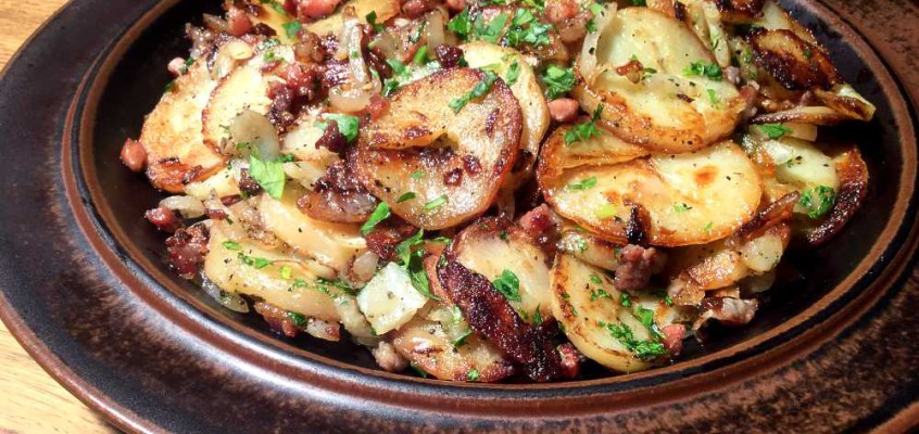 Bratkartoffeln mit Speck: Tyske, stekte poteter