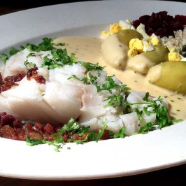 Kogt torsk med sennepssovs: Dansk festmåltid av torsk