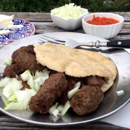Cevapi: Bosniske småkebaber fra grillen
